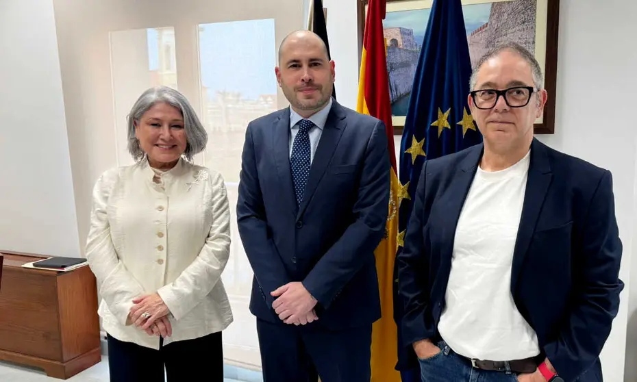 La presidenta del Consejo Escolar del Estado y el director general de Planificaci&oacute;n Educativa junto al delegado del Gobierno 