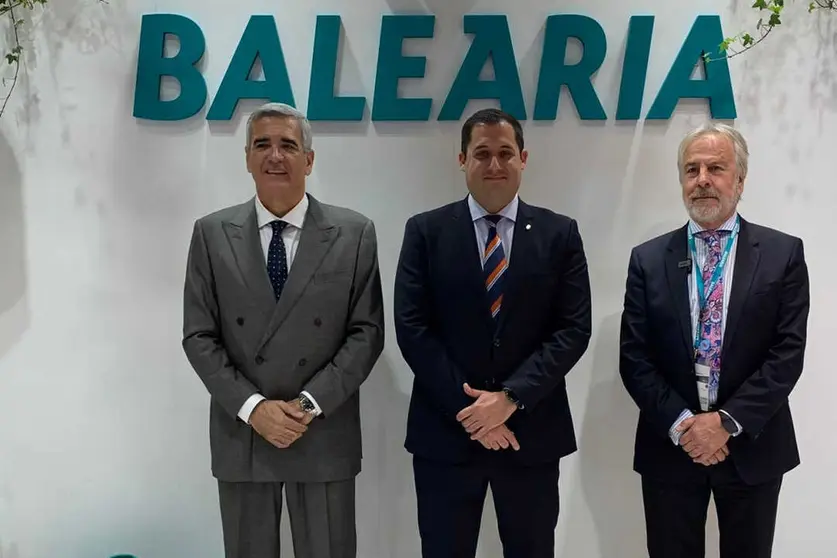 De Izda a Dcha: En la foto, Adolfo Utor , presidente de Bale&agrave;ria, Alejandro Ramirez, consejero de Fomento y Manuel Rejano, delegado de la Zona Sur