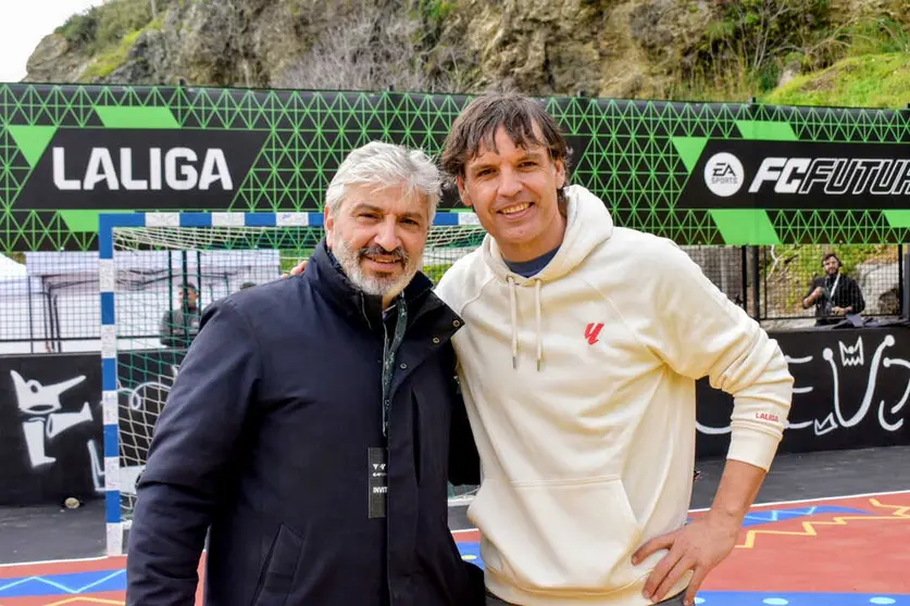 Fernando Morientes junto a Nayim en el acto de La Liga en la Ciudad Aut&oacute;noma de Ceuta. Foto: Rafa B&aacute;ez