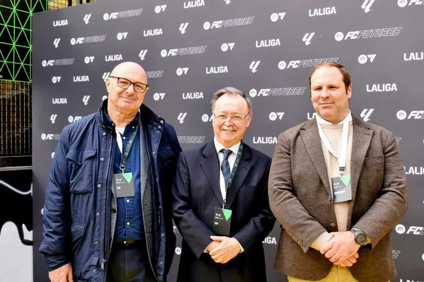 El presidente de la Ciudad Aut&oacute;noma, Juan Vivas, junto a Nicola Cecchi y Sergio Aguilera en el acto de La Liga. Foto: Rafa B&aacute;ez