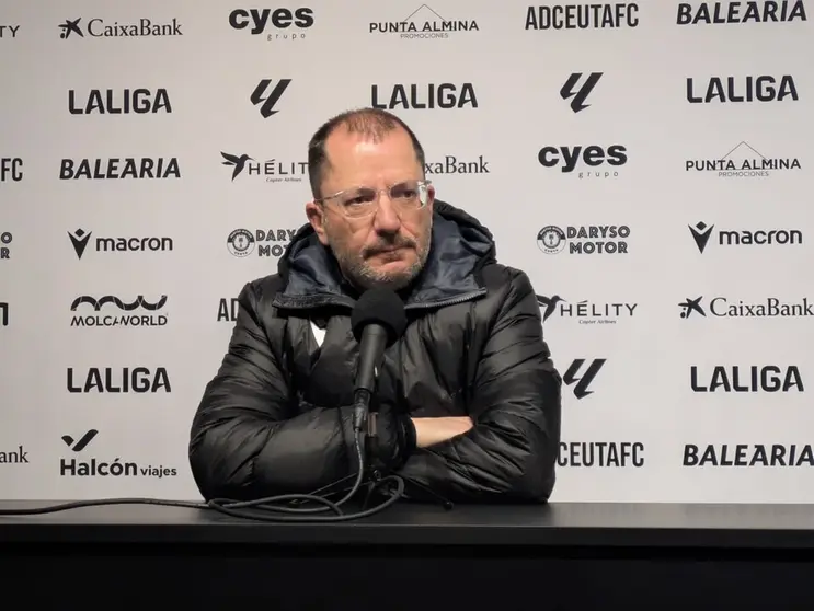 Jos&eacute; Juan Romero en sala de prensa.