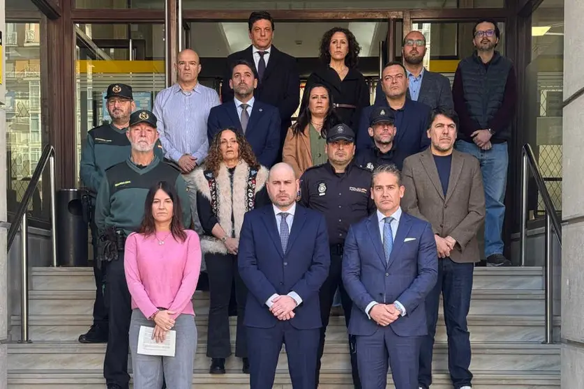 Minuto de silencio ante la Delegaci&oacute;n del Gobierno en recuerdo de Dolores, v&iacute;ctima de violencia de g&eacute;nero en Burgos
