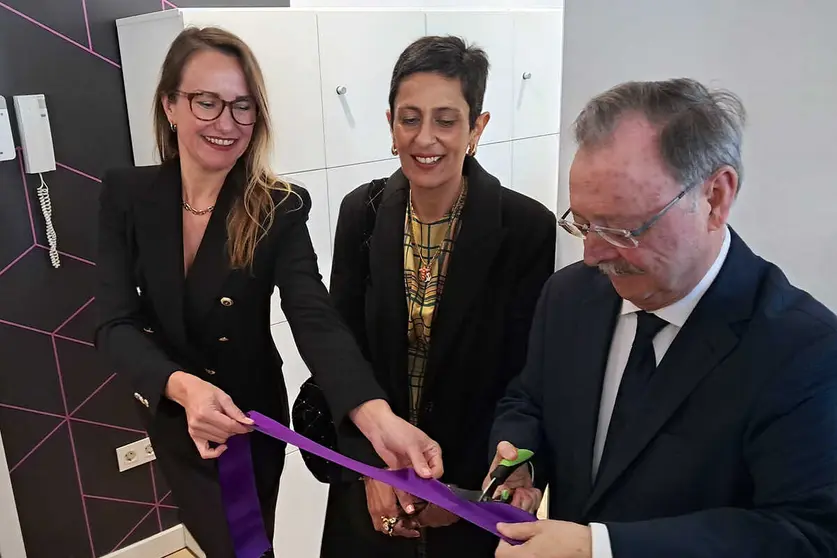 El presidente de la Ciudad, Juan Vivas, corta la cinta inaugural / C&eacute;sar Mart&iacute;n