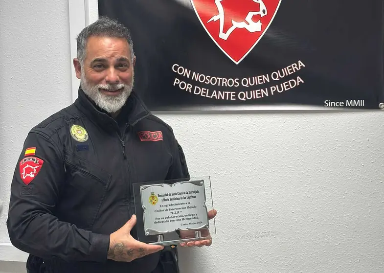 La Encrucijada entrega una placa de reconocimiento a la UIR tras su participaci&oacute;n en le V&iacute;a Crucis