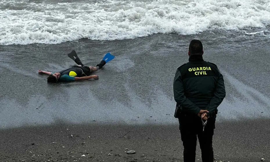 Entrada a nado esta misma ma&ntilde;ana en la playa del Tarajal / Mohammed Ettouileb