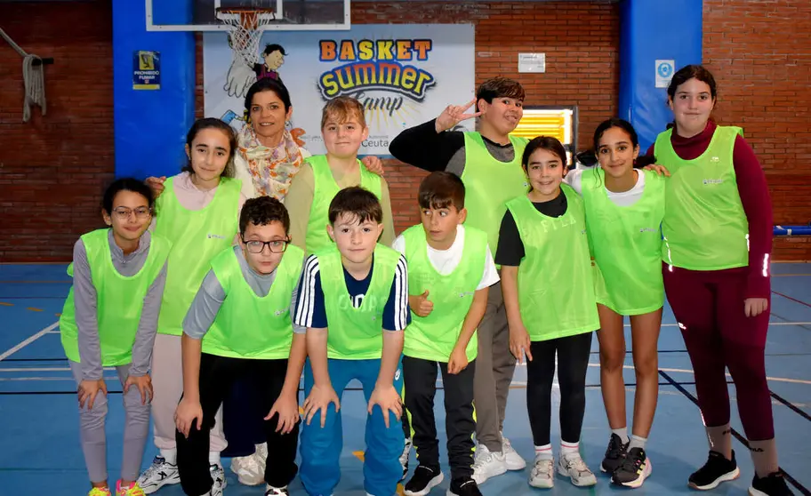 Jornada de convivencia de la mano de la Federaci&oacute;n de Baloncesto y 'Ceuta te Ense&ntilde;a'. Foto: Rafa B&aacute;ez
