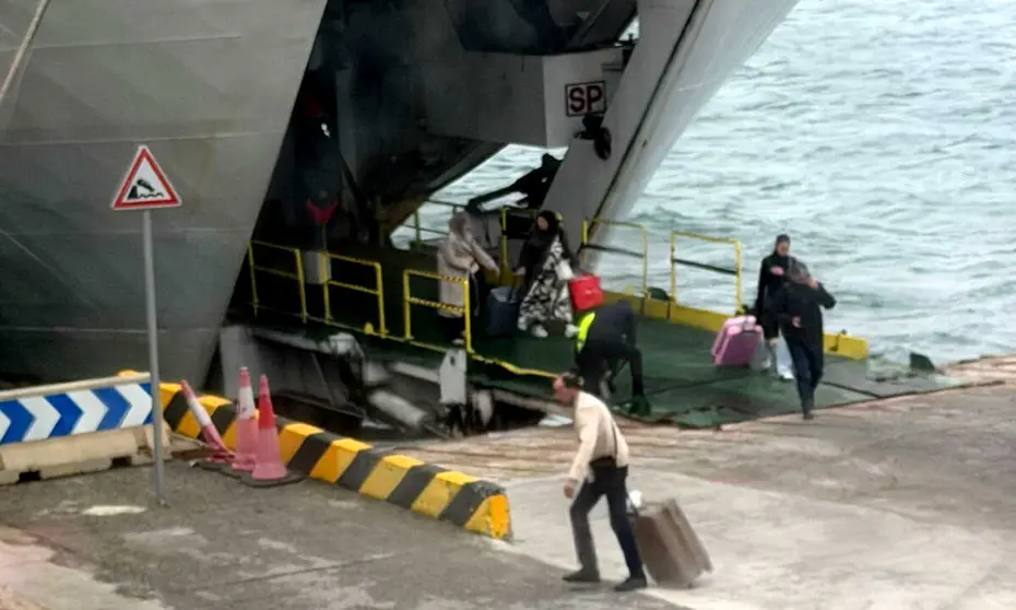 Pasajeros del Passi&oacute; per Formentera desembarcando por el garaje