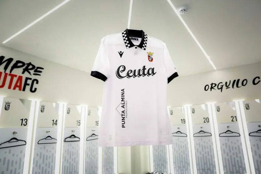 La camiseta retro de la AD Ceuta FC, a la venta desde este s&aacute;bado. Foto: AD Ceuta FC / Zaki