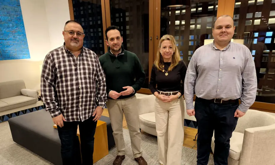 Los dirigentes de Vox junto al representante de la AUME en Ceuta / Vox