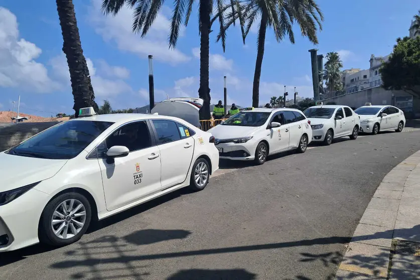 La ciudad se prepara para Semana Santa: la Gran V&iacute;a se prepara y los taxis van al Paseo de las Palmeras / C&eacute;sar Martin