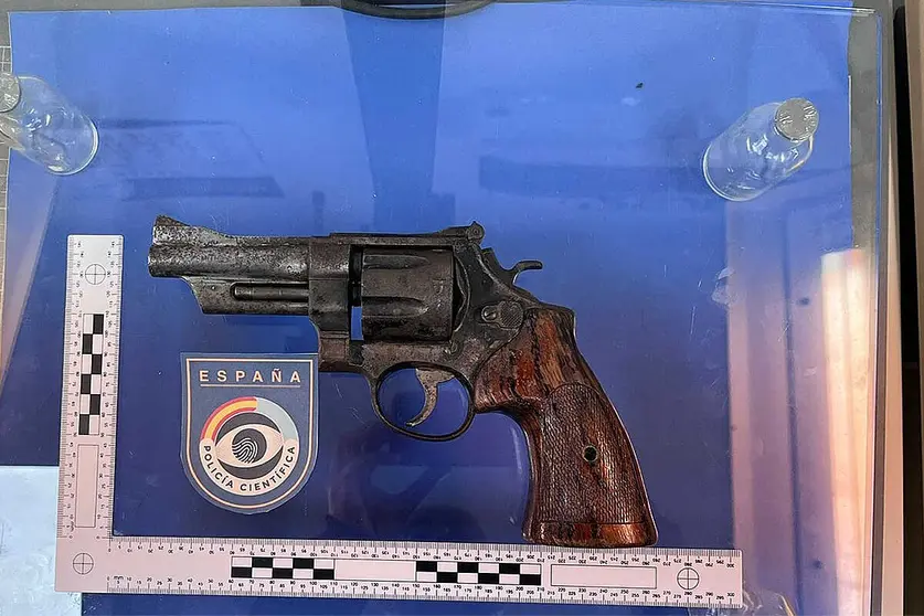 Revolver intervenido tras la detenci&oacute;n de los hermanos / Polic&iacute;a Nacional