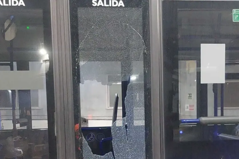 Apedrean un autob&uacute;s en la rotonda del Reina Sof&iacute;a: el cristal de la puerta, roto