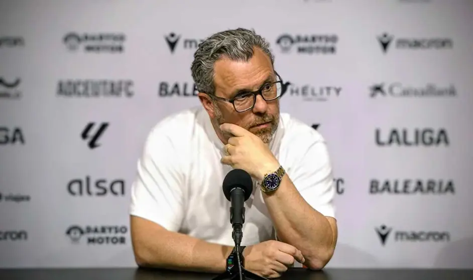 Sergio Gonz&aacute;lez, t&eacute;cnico del C&aacute;diz CF, en la sala de prensa del Alfonso Murube.