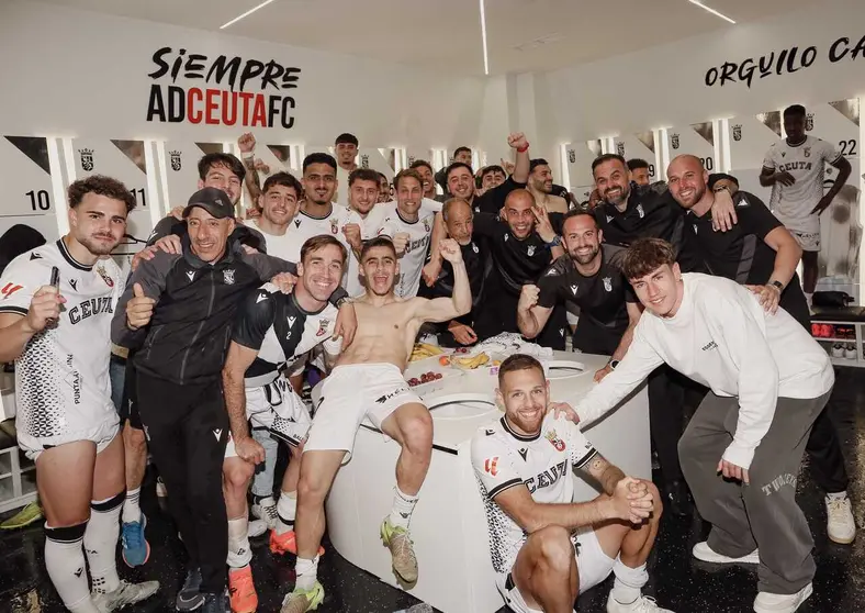 La plantilla del Ceuta celebra el triunfo ante el C&aacute;diz. Foto: AD Ceuta FC.