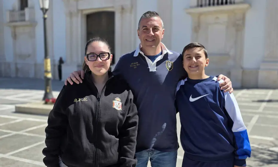 Ra&uacute;l Fern&aacute;ndez junto a sus hijos, Andrea y Ra&uacute;l / Laura Ortiz