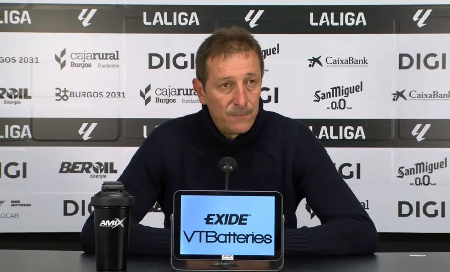 Luis Miguel Ramis, t&eacute;cnico del Burgos, en rueda de prensa.