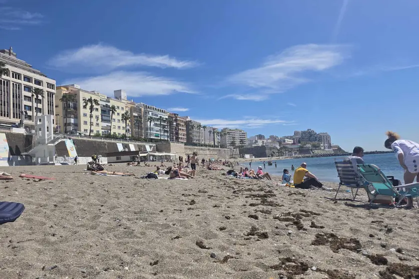 Ceuta se lanza al verano en abril: los 24 grados llenan las playas en busca de sol