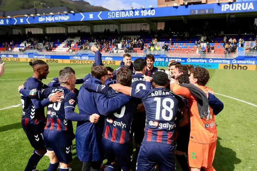 Jugadores del Eibar celebrando el &uacute;ltimo triunfo en Ipur&uacute;a. Foto: SD Eibar.
