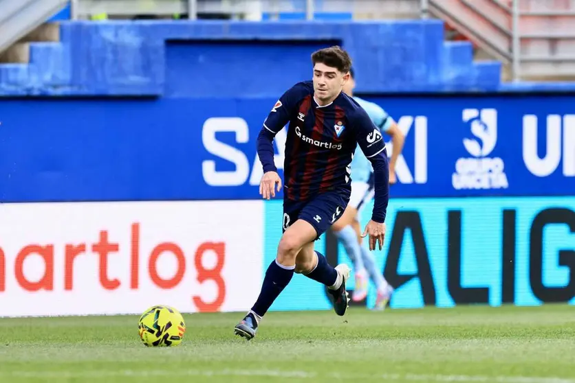 Aleix Garrido durante un encuentro de la Liga Hypermotion. Foto: SD Eibar.