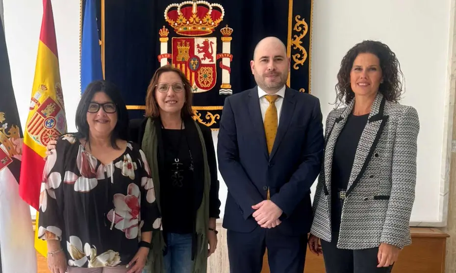 El delegado del Gobierno junto a las representantes de SATSE