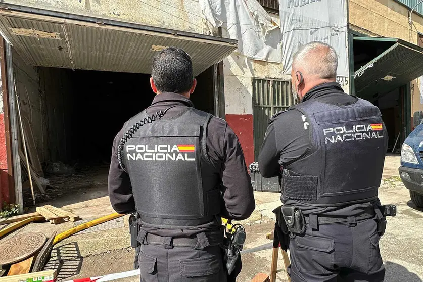 La Polic&iacute;a Nacional actuando en el narcot&uacute;nel / Mohamed Ettouileb