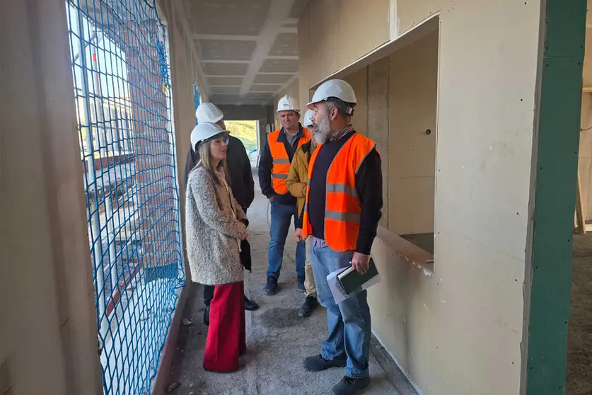 Pilar Orozco visita las obras de la nueva escuela infantil de Loma Colmenar
