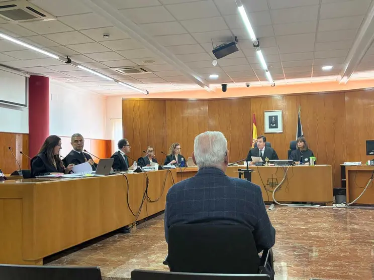  El doctor Cabrera durante el juicio. 