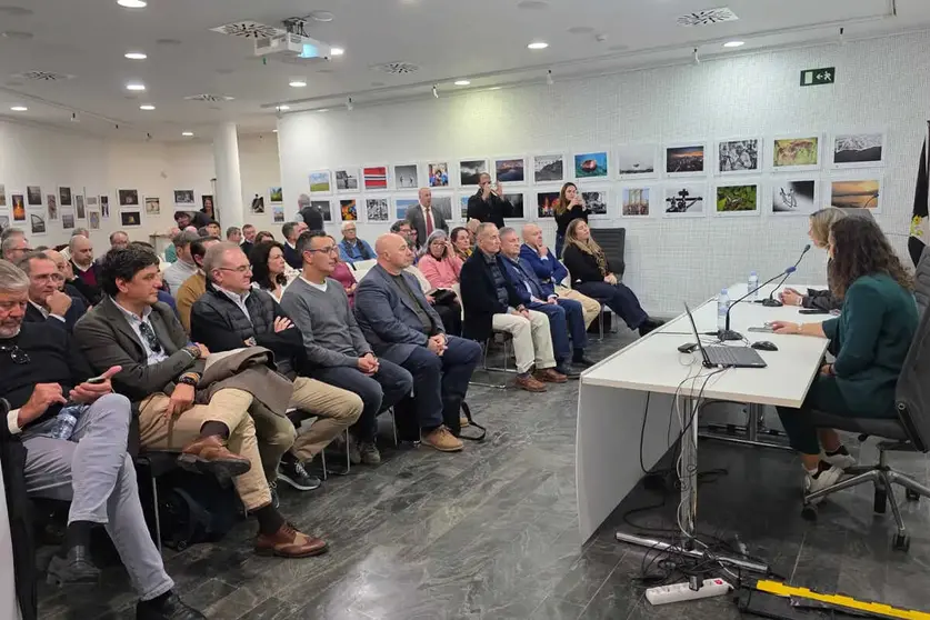 Una presentaci&oacute;n desarrollada por la CEOE Ceuta en la Biblioteca. Buena parte del empresariado ceut&iacute; se volver&aacute; a juntar el pr&oacute;ximo jueves, pero en el Muralla, para decidir qui&eacute;n les lidera los pr&oacute;ximos 4 a&ntilde;os./archivo