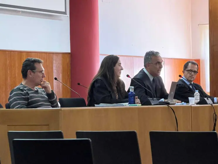  Por la izquierda, Alonso Miguel Gonz&aacute;lez, Inmaculada G&uuml;il, el abogado de la ciudad, Luis Ragel y el letrado de la acusaci&oacute;n particular, Javier Cabillas. 