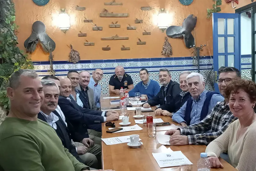 Reuni&oacute;n de la actividad 'Un caf&eacute;. un libro'