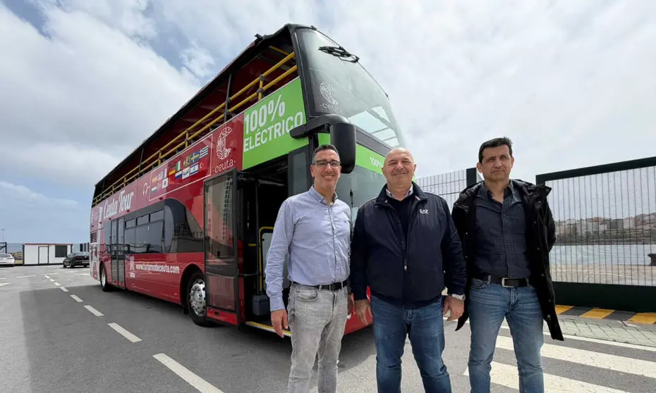 El consejero de Turismo y parte de su equipo junto al nuevo autob&uacute;s tur&iacute;stico