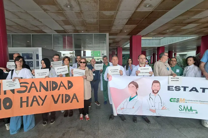 Concentraci&oacute;n de m&eacute;dicos en su 3&ordf; Semana de Huelga / C&eacute;sar Mart&iacute;n