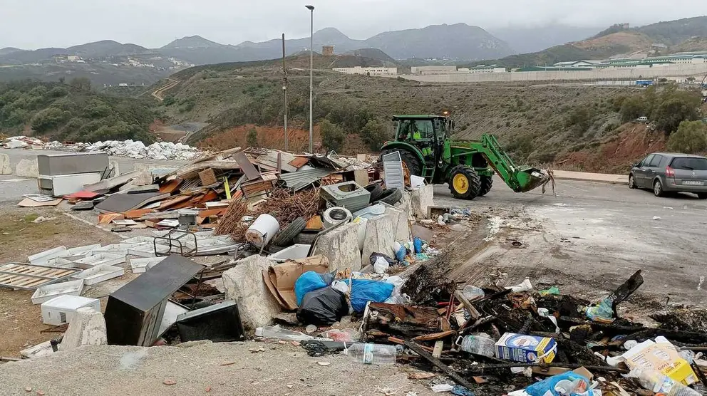   Operarios de Servilimpce, trabajando en el vertedero del Fort&iacute;n del Pr&iacute;ncipe / Archivo  