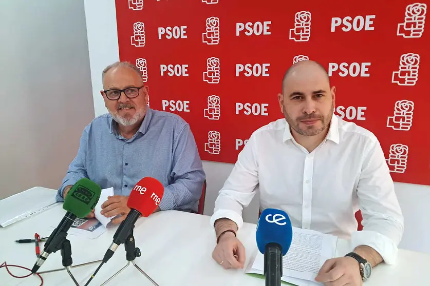Miguel &Aacute;ngel P&eacute;rez Triano y Anton&iacute;o Coronil, en la presentaci&oacute;n de 10 Miradas sobre Ceuta / C&eacute;sar Mart&iacute;n