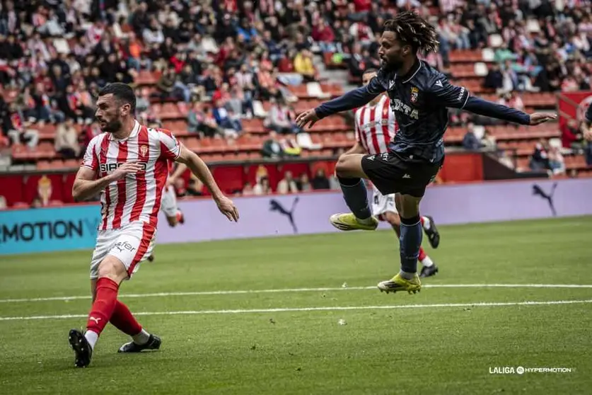 Konrad de la Fuente durante el Sporting - Ceuta. Foto: LaLiga.