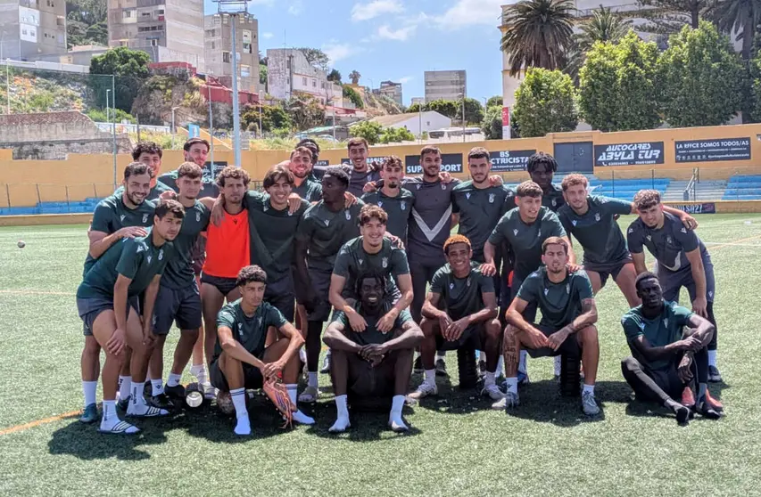 El filial de la AD Ceuta FC pide el apoyo de la afici&oacute;n para derrotar al Dos Hermanas en la ida del playoff. Foto: Rub&eacute;n B&aacute;ez