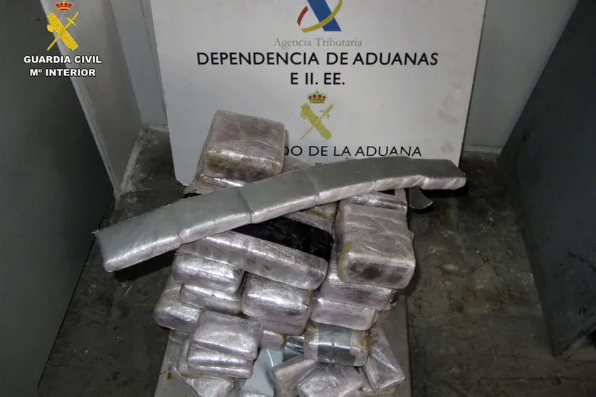 23 kilos de hach&iacute;s intervenidos en el puerto por la Guardia Civivl