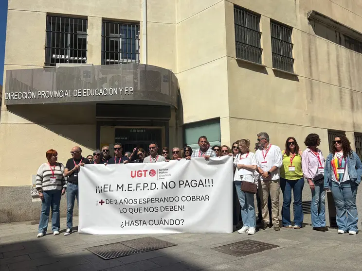 Concentraci&oacute;n de la educaci&oacute;n concertada a las Puertas de la Direcci&oacute;n Provincial de Educaci&oacute;n / Alma Palomino