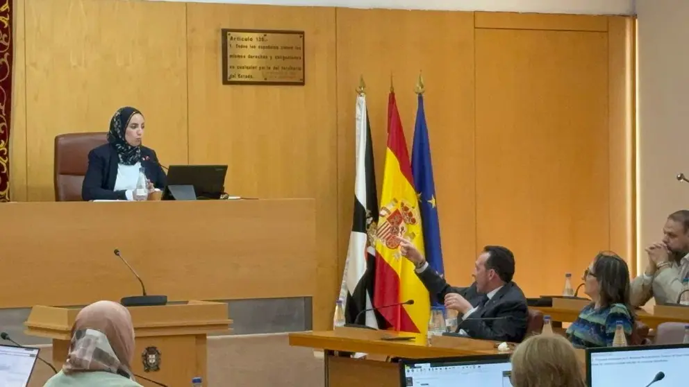 Duro cruce de acusaciones entre Fatima Hamed y Juan Sergio Redondo durante las propuestas de Ceuta Ya!