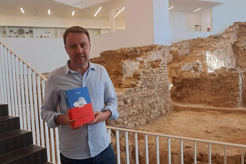 Presentaci&oacute;n de Arturo Lezcano por los actos del D&iacute;a de las Letras Gallega / C&eacute;sar Mart&iacute;n