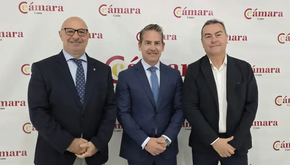  Nicola Cecchi, Karim Bulaix y Ambrosio Rodr&iacute;guez en la presentaci&oacute;n de Horizonte Ceuta./L. Ort&iacute;z 