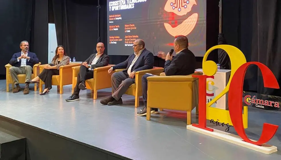  Juan G&aacute;lvez, Rebeca Chac&oacute;n, Domingo Cardona y F&eacute;lix de la Fuente en la mesa de Horizonte Ceuta. 