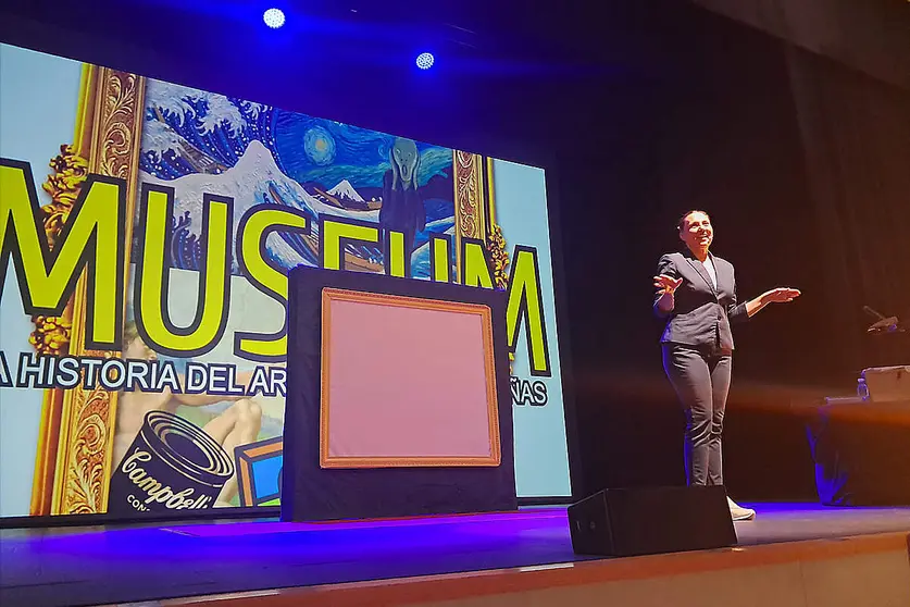 Espect&aacute;culo Museum en el Revell&iacute;n / C&eacute;sar Mart&iacute;n