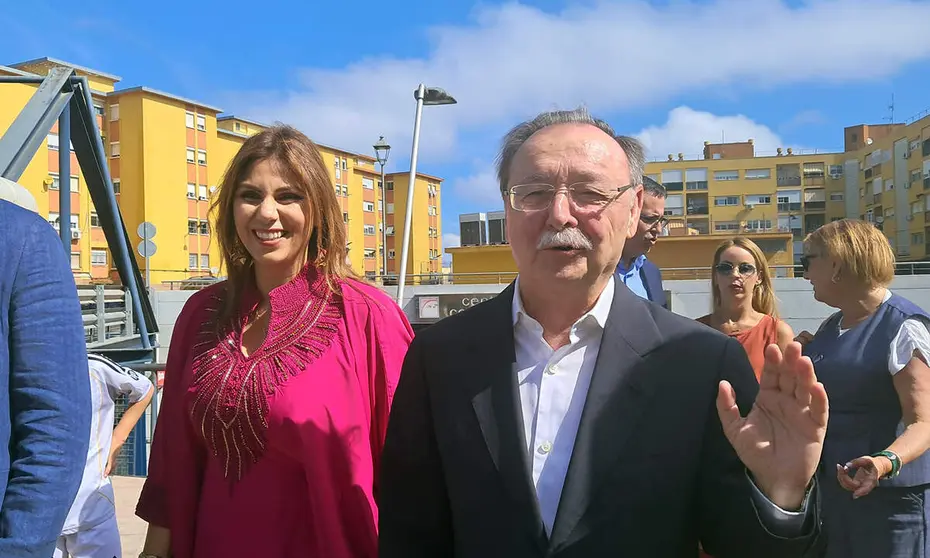El presidente de la Ciudad y la Consejera de Sanidad, visitando el matadero m&oacute;vil en Santos Vilela / C&eacute;sar Mart&iacute;n