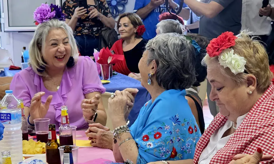 Los mayores disfrutan de la Fiesta de la Primavera en el Centro de Ocio de Villajovita _ Laura Ortiz