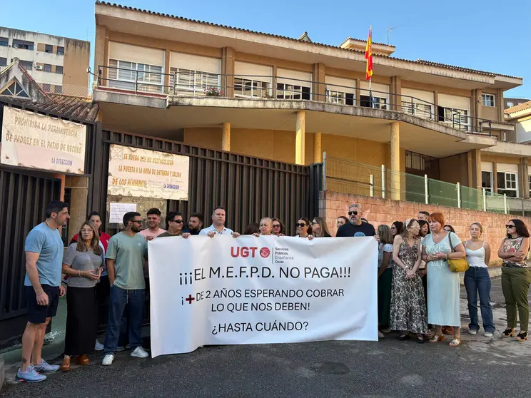 Concentraci&oacute;n de los docentes de la concertada a las puertas del Colegio San Daniel / Alma Palomino