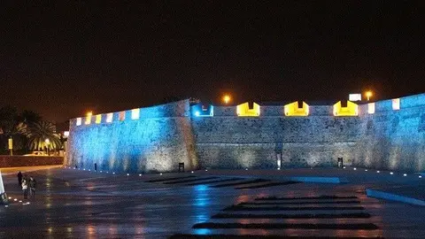 Murallas Reales iluminadas de azul / archivo