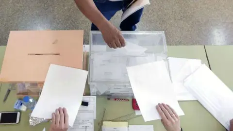 Votaci&oacute;n en uno de los colegios electorales de Ceuta / Archivo