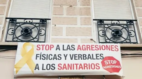 Cartel sobre las agresiones a sanitarios / Archivo