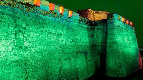 Foso de San Felipe iluminado de verde / Archivo